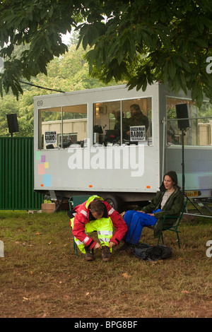 Quietus Disk jockeys auf dem grünen Mann Festival Radio Rundfunk. Grüner Mann Festival 2010. Stockfoto