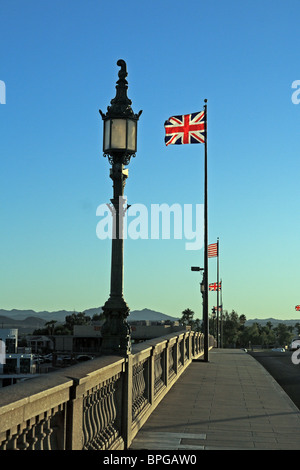 Flagge und Laternenpfahl auf London Brücke, Lake Havasu City, Arizona, USA Stockfoto