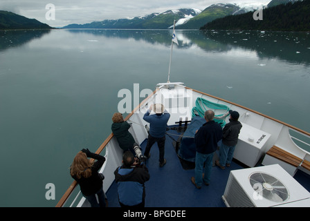 Leute suchen für Wildtiere vom Bug, College Fjord Cruise West Spirit of Columbia, Prince William Sound, Alaska. Stockfoto