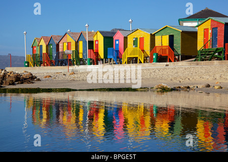 Bunt bemalten hölzernen Umkleidekabinen am St James Beach, in der Nähe von Cape Town, Südafrika. Stockfoto