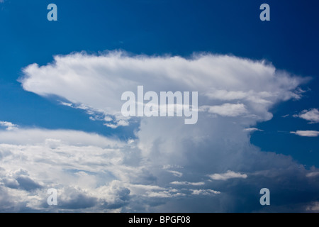 Amboss Wolke gegen blauen Himmel Stockfoto