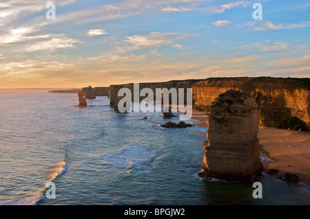 Zwölf Apostel bei Sonnenuntergang Port Campbell National Park Great Ocean Road Victoria Australien Stockfoto