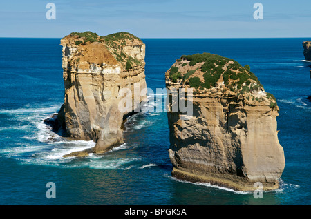 Zwei Sea stacks Loch Ard Schlucht Port Campbell National Park Great Ocean Road Victoria Australien Stockfoto