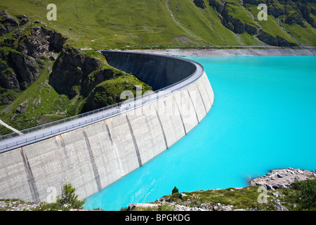 Ein Damm in den Alpen Stockfoto