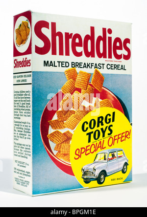Sechziger Jahren Schachtel mit Shreddies Malted Frühstücksflocken mit Corgi Modell Auto Sonderangebot Stockfoto