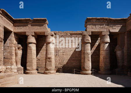 bemalte Säulen und Flachrelief in Norden Kolonnade des zweiten Hof, Leichenhalle Tempel von Ramses III in Medinet Habu, Luxor, Theben Stockfoto