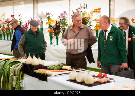 Großbritannien, England, Merseyside, Southport Flower Show, Anbauer im Gespräch mit nationalen pflanzlichen Gesellschaft Beamte Stockfoto