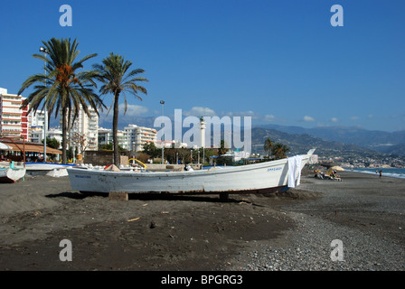 Fischerboot am Strand, Torre del Mar, Costa Del Sol, Provinz Malaga, Andalusien, Südspanien, Westeuropa. Stockfoto