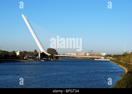 Brücke (Puente de Alamillo) über den Fluss (Rio Guadalquivir), Sevilla, Provinz Sevilla, Andalusien, Südspanien, Westeuropa. Stockfoto