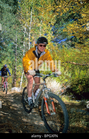 Zwei Männer reiten Lower Rock Creek Trail im Herbst. Stockfoto