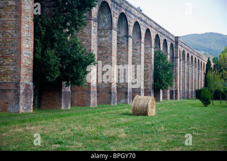 Aquädukt in Guamo, in der Nähe von Lucca, Toskana, Italien, von Lorenzo Nottolini 1823 erbaut Stockfoto