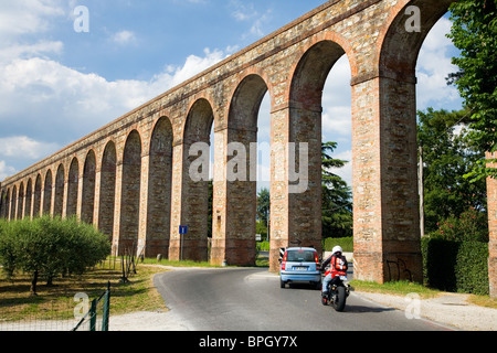 Aquädukt in Guamo, in der Nähe von Lucca, Toskana, Italien, von Lorenzo Nottolini 1823 erbaut Stockfoto