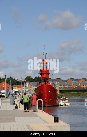 König Edward Quay am Fluss Colne in Hythe Colchester Essex England UK TS Colne Licht verwendet ein Lichtschiff als Basis für das Meer Stockfoto