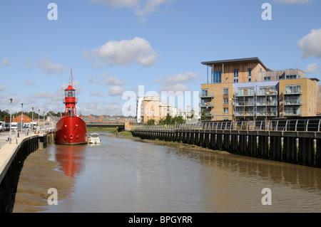 König Edward Quay am Fluss Colne in Hythe Colchester Essex England UK TS Colne Licht verwendet ein Lichtschiff als Basis für das Meer Stockfoto