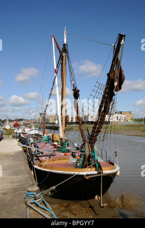 König Edward Quay am Fluss Colne in Colchester Essex England UK A Themse Lastkahn Reise Boot neben dem alten Hafen festgemacht Stockfoto