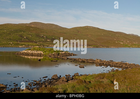 Dun Broch auf Loch Na Muilne, South Uist, äußeren Hebriden, Western Isles, Highland. Schottland.  SCO 6505 Stockfoto