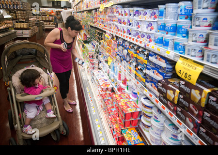 Ein Käufer kauft Joghurt in einem Supermarkt im New Yorker Stadtteil Bronx Stockfoto