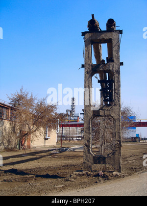 Rohre der Trassenführung auf der Werks-abgeschnitten. Blauer Himmel ist Hintergrund. Stockfoto