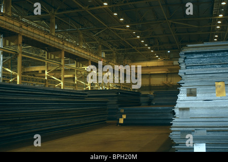 Gewalzte Stahlplatten sind auf den fertig-Produkte-Speicherbereich in Werken Stockfoto