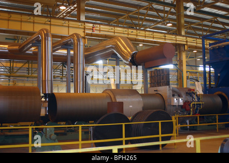 Großem Durchmesser Stahl Rohre Produktion in der Eisenmetallurgie Arbeit Schweißnaht maschinell Stockfoto