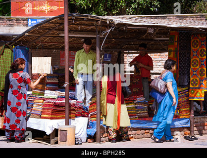 Indische Frauen Einkaufen für Teppiche im lokalen Markt New Delhi Indien Stockfoto