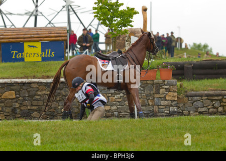 Laura Collett im Wettbewerb bei den Langlauf Teil der dreitägigen Veranstaltung in Tattersalls 2010 nur einen Sturz hatte. Stockfoto