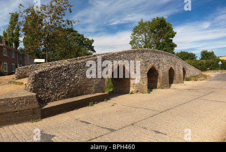 Die historische mittelalterliche Lastesel Brücke am Moulton, Suffolk, UK Stockfoto