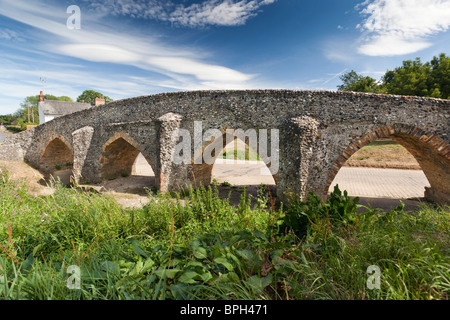 Die historische mittelalterliche Lastesel Brücke am Moulton, Suffolk, UK Stockfoto