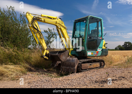 Minibagger Yanmar B25V geparkt in einem Feld Stockfoto