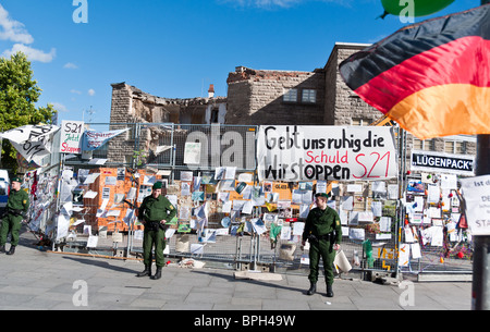 STUTTGART - 28 AUGUST: Demonstration gegen S21 vor teilweise dekonstruiert Hauptbahnhof 28. August 2010 Stockfoto