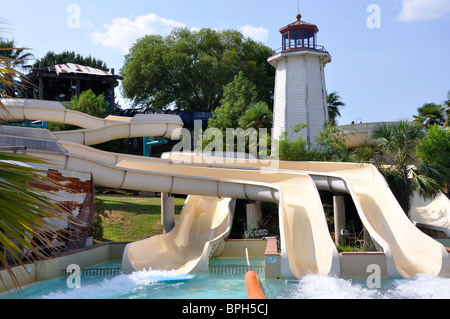 Wasserrutsche im Hurricane Harbor Waterpark, Vergnügungspark Six Flags Over Texas, Arlington, TX, USA Stockfoto