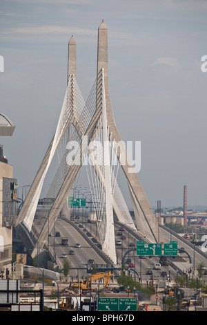 Verkehr auf einer Hängebrücke, Leonard P. Zakim Bunker Hill Bridge, Interstate 93, Boston, Massachusetts, USA Stockfoto