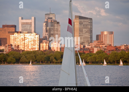 Segelschiffe in den Fluss mit Hochhaus im Hintergrund, Charles River, Boston, Back Bay, Suffolk County, Massachusetts, USA Stockfoto