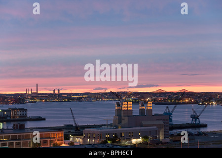 Krane auf einen Hafen mit einer Brücke im Hintergrund, Tobin Bridge, Hafen von Boston, Charlestown, Boston, Massachusetts, USA Stockfoto