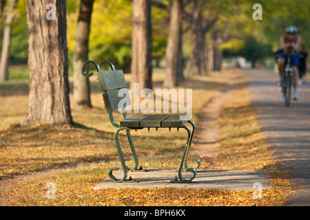 Bank am Straßenrand mit Radfahrer im Hintergrund, Charles River, Boston, Suffolk County, Massachusetts, USA Stockfoto