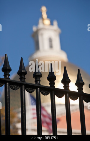 Schmiedeeisernen Zaun mit Regierungsgebäude, Massachusetts State House in Boston, Massachusetts, USA Stockfoto