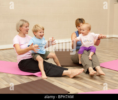 Mütter und Kinder Yoga-Übung Stockfoto