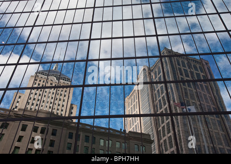 Reflexion von Gebäuden auf Glas Fenster, Berkeley Gebäude 500 Boylston Street, John Hancock Tower, Boston Stockfoto