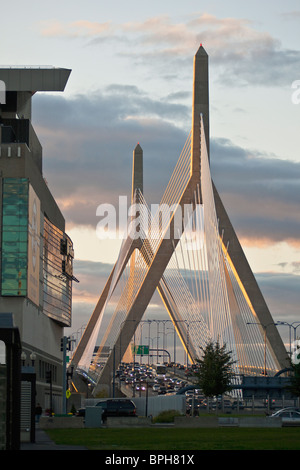 Verkehr auf einer Brücke, Leonard P. Zakim Bunker Hill, TD Garden, Charles River, Boston Stockfoto