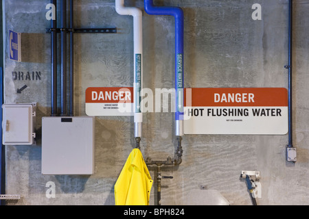 Heißen Spülung Wasserleitungen mit Warnschild in einer Kläranlage zu Pflanzen, Massachusetts, USA Stockfoto