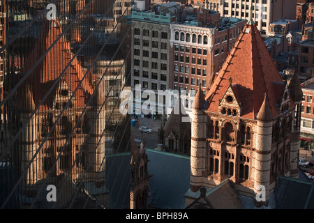 Reflexion einer Kirche auf einem Gebäude, Trinity Church, John Hancock Tower, Boylston Street, Boston, Massachusetts, USA Stockfoto