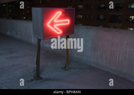 Beleuchtete Pfeil-Symbol in einer Garage, Theater District, Boston, Suffolk County, Massachusetts, USA Stockfoto