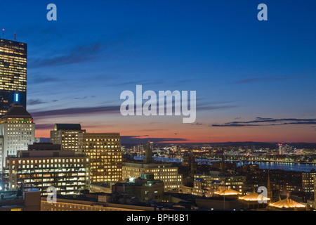 Gebäude in einer Stadt in der Abenddämmerung, Charles River, Boston, Back Bay, Suffolk County, Massachusetts, USA Stockfoto