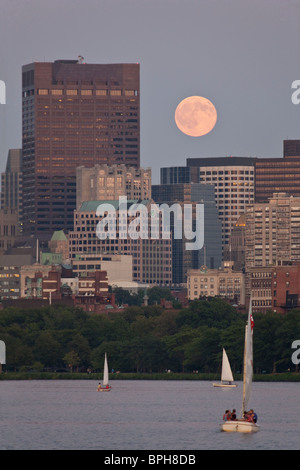 Segelboote mit einer Stadt an der Küste, Charles River, Back Bay, Boston, Massachusetts, USA Stockfoto