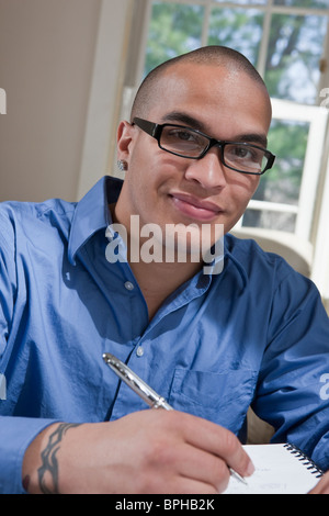 Hispanic Mann Papierkram zu tun Stockfoto