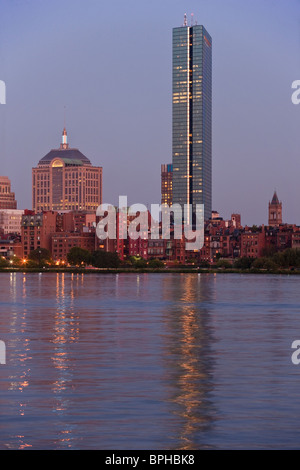 Gebäude an der Uferpromenade, John Hancock Tower, Charles River in Boston, Suffolk County, Massachusetts, USA Stockfoto