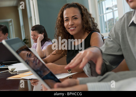 Blinden und sehbehinderten Hispanic Geschäftsfrau mit ihren Kollegen in einen Sitzungssaal Stockfoto