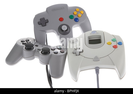 Original-Controller für verschiedene Konsolen aus den 90er Jahren einschließlich Nintendo 64 n64 Psone Playstation ein dual Schock Sega dreamcast Stockfoto