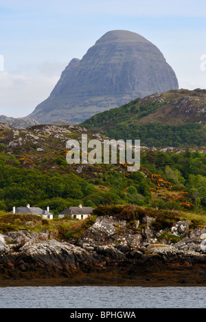 Suilven und Lochinver, von Baddidaroch betrachtet. Lochinver, Assynt, Sutherland, Schottland, Vereinigtes Königreich, Europa. Stockfoto