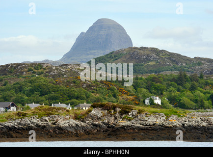 Suilven und Lochinver, von Baddidaroch betrachtet. Lochinver, Assynt, Sutherland, Schottland, Vereinigtes Königreich, Europa. Stockfoto